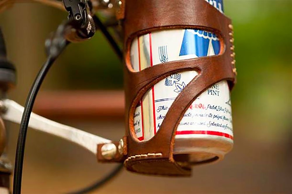 Porte canette en cuir pour votre vélo Bicycle Can Cage !